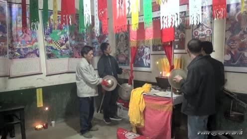 道士。
道士工作的主要方向，是针对死人安灵烧灵和出殡仪式，书写与朗读悼告文章和制