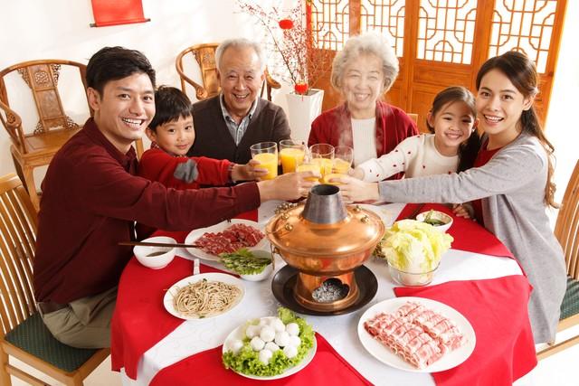 《健康过春节，拒绝节日病》 

春节是中国最重要的传统节日之一，也是人们团聚、欢