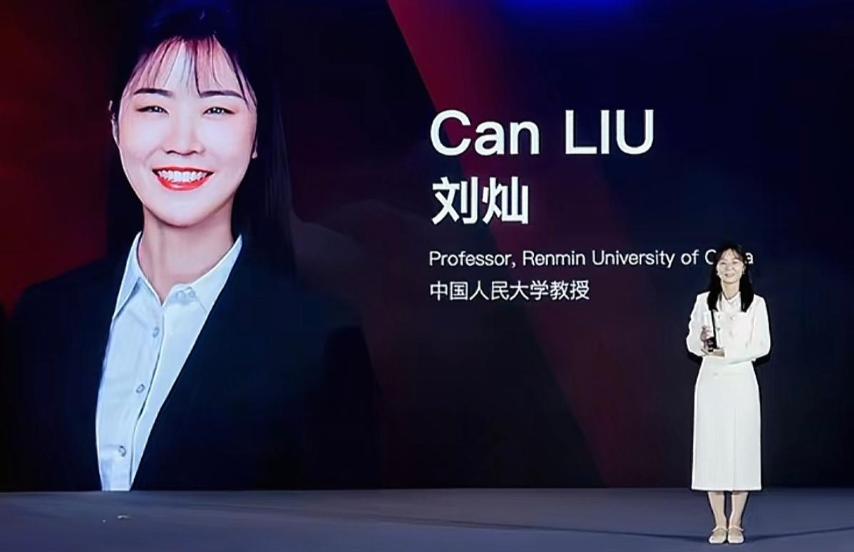 33岁！中国人民大学最年轻正教授诞生，靠“反着来”搞定了芯片大难题！
 
全球芯