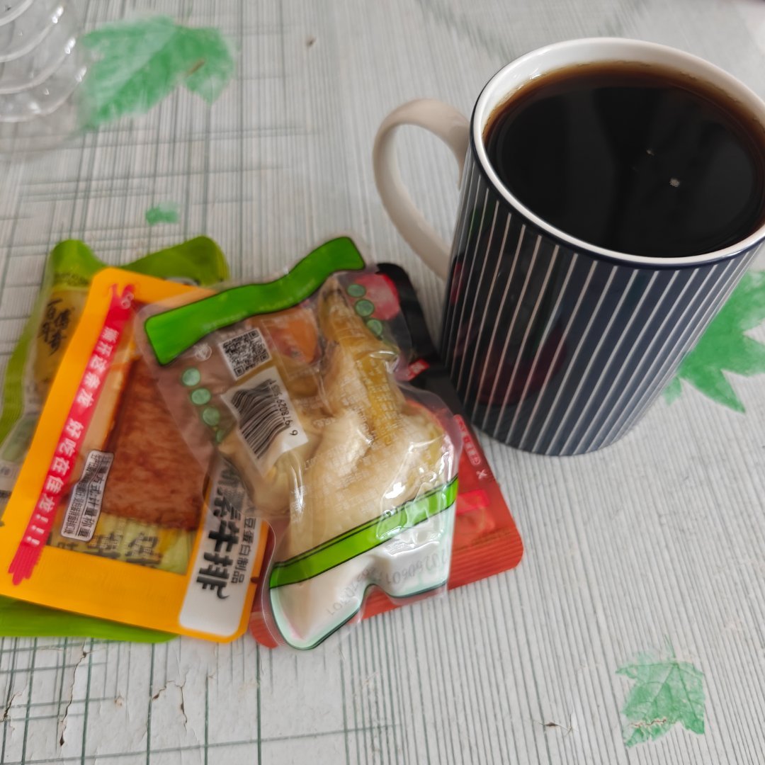 睡醒有点饿了先来一杯咖啡☕再来点小零食啥的吃吃顺便做做任务 