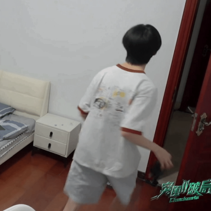 专门回去拿自己的闹钟看着时间和大家一块玩避免太晚影响睡眠 咋这么乖呢 