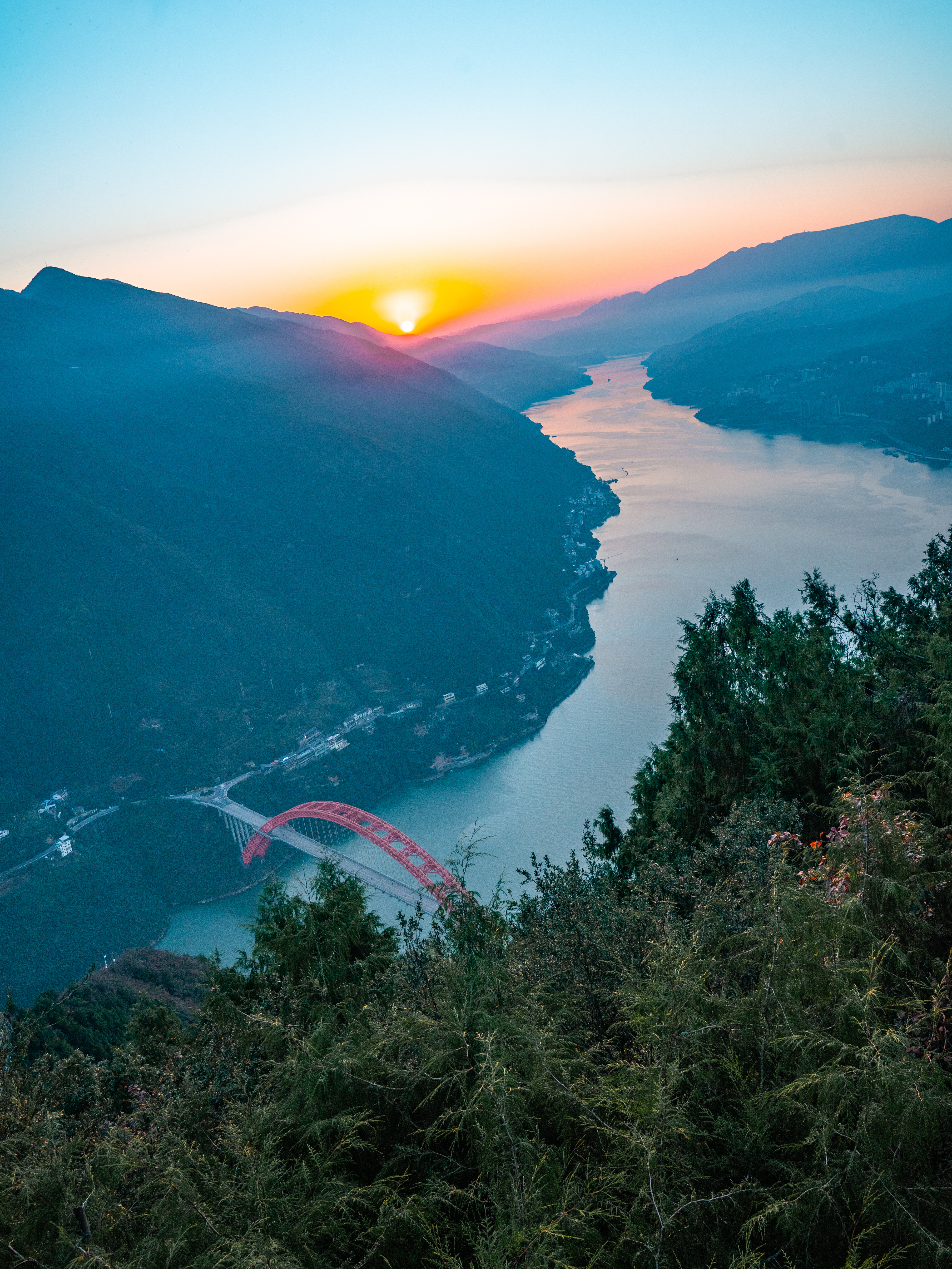 🏞️ 《走遍中国》带你走进巫山，开启一场流连忘返的旅行！这里有古镇的韵味与历史