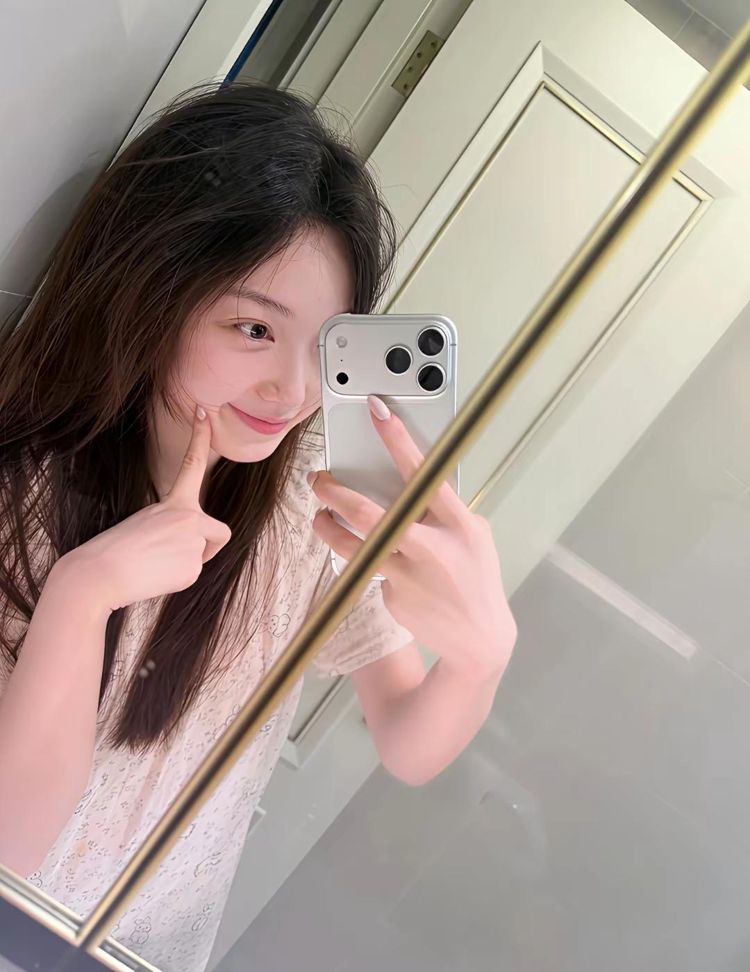 满脸的胶原蛋白，看上去肌肤如此的光滑细嫩，让你过目不忘，爱不释手五重胶原蛋白 白