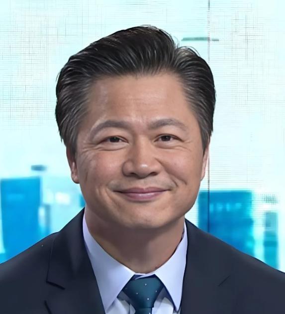 太赞了！
寻根之后获认可！
赖岳谦成大陆高校客座教授！


赖岳谦接过聘书时很平