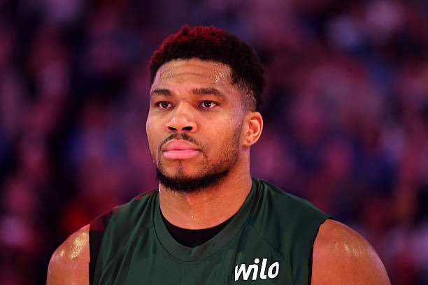 据报道，勇士队愿意提供以库明加/巴特勒为核心，外加选秀权的交易方案，以换取字母哥