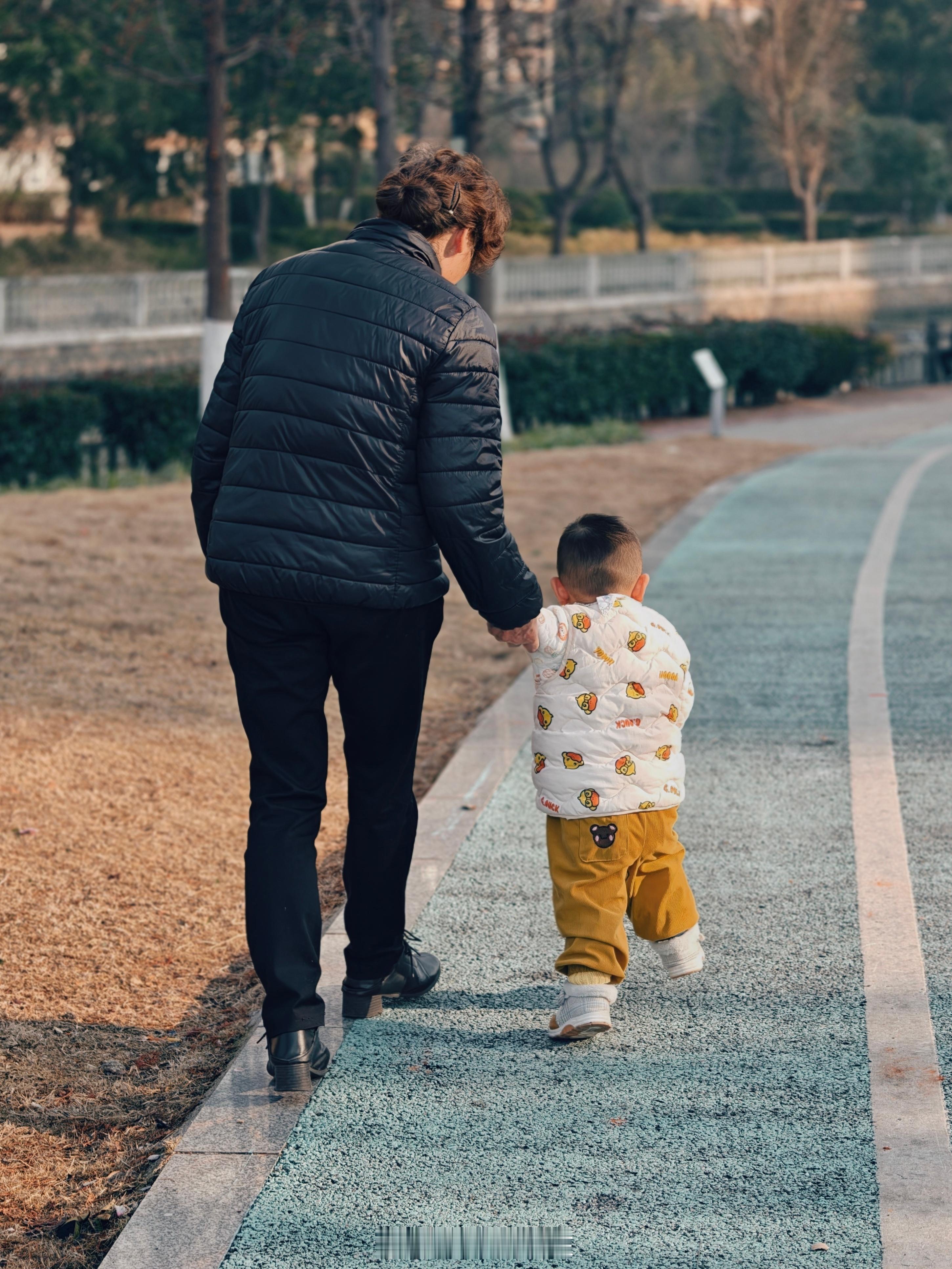 小朋友六点半就起床晨练起床打卡冒个泡