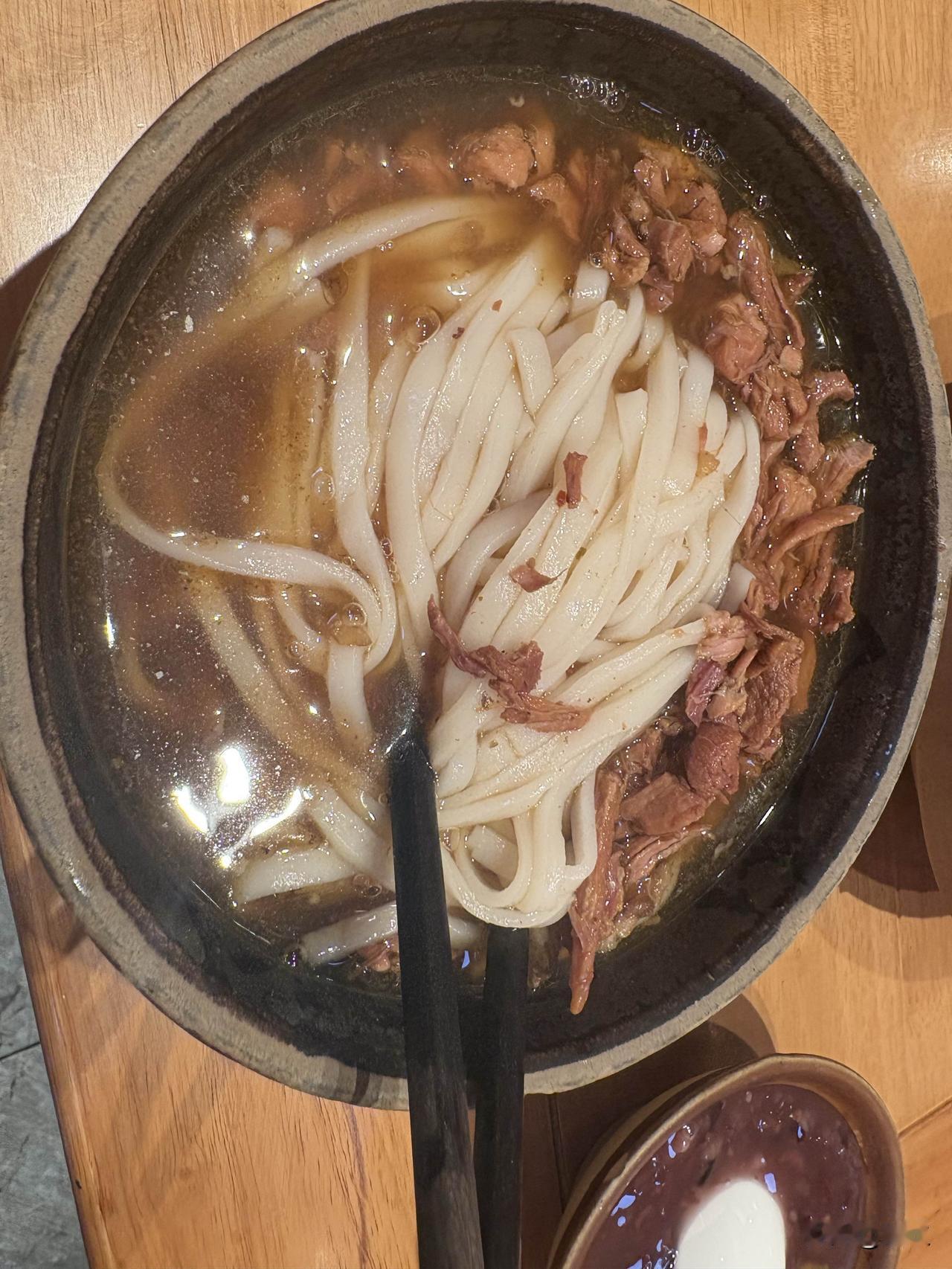 半小时后，老板看到我朋友来了，就在厨房喊了一句：“你们要点汤吗？”

我朋友还奇