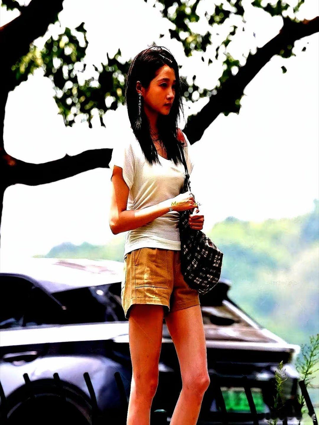 关晓彤那条卡其短裤，普通人真别直接抄。她穿着好看，秘密不在裤子，在三个细节。裤腿