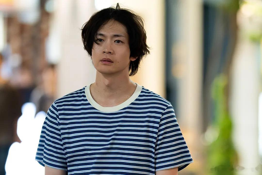 改编自东野圭吾 的同名原著小说，讲述了一个围绕两名男子展开、跨越约30年的扭曲关