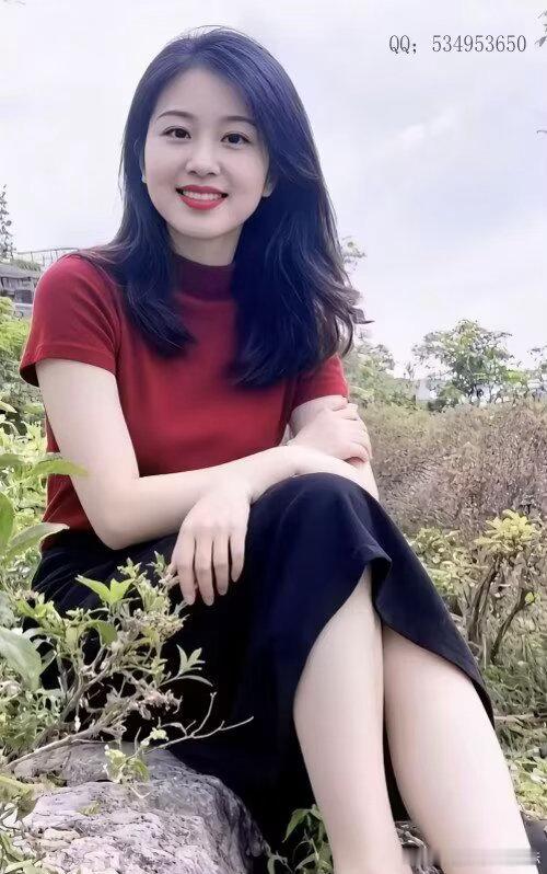 当一个女人 不再执着于五官的完美， 而是把心思花在姿态、气质和内核上， 她的美，