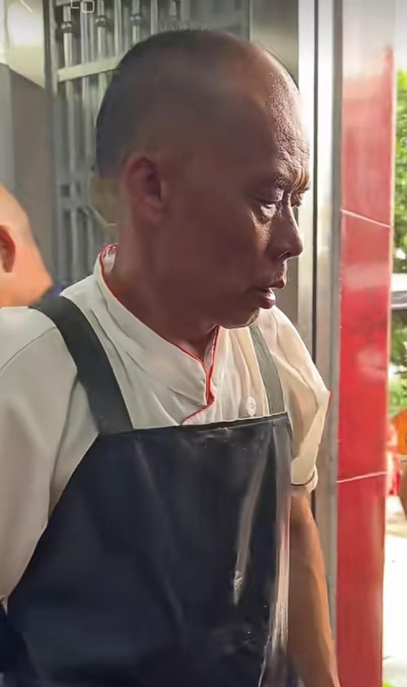 莫氏鸡煲爆火之后邻居村民不乐意了！众所周知，老莫火了之后，莫氏鸡煲每天是人流如织