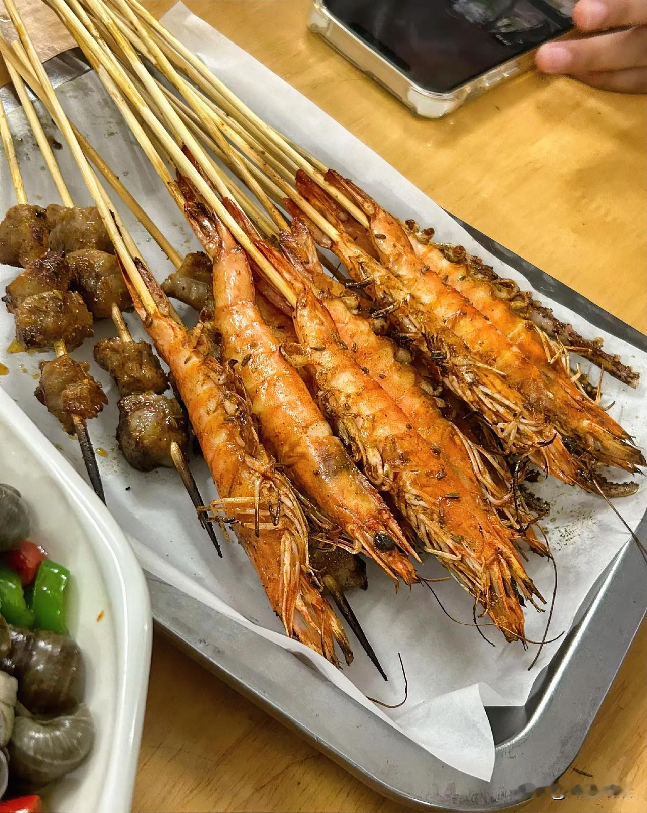 还有那滋滋冒油的烤肉，肥瘦相间，烤得外皮微焦，撒上孜然和辣椒面，香得直勾人魂。大
