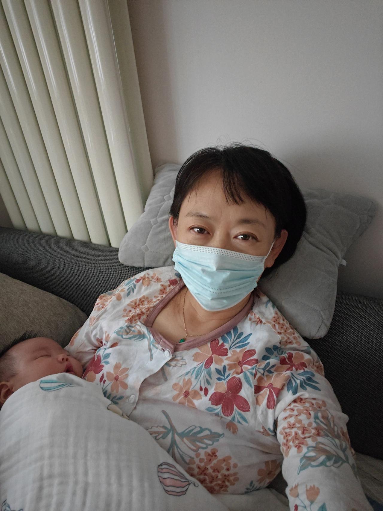 我这大孙儿，成天就黏在我身上，我半分也舍不得把他放下。

跟大孙儿待在一处，总觉