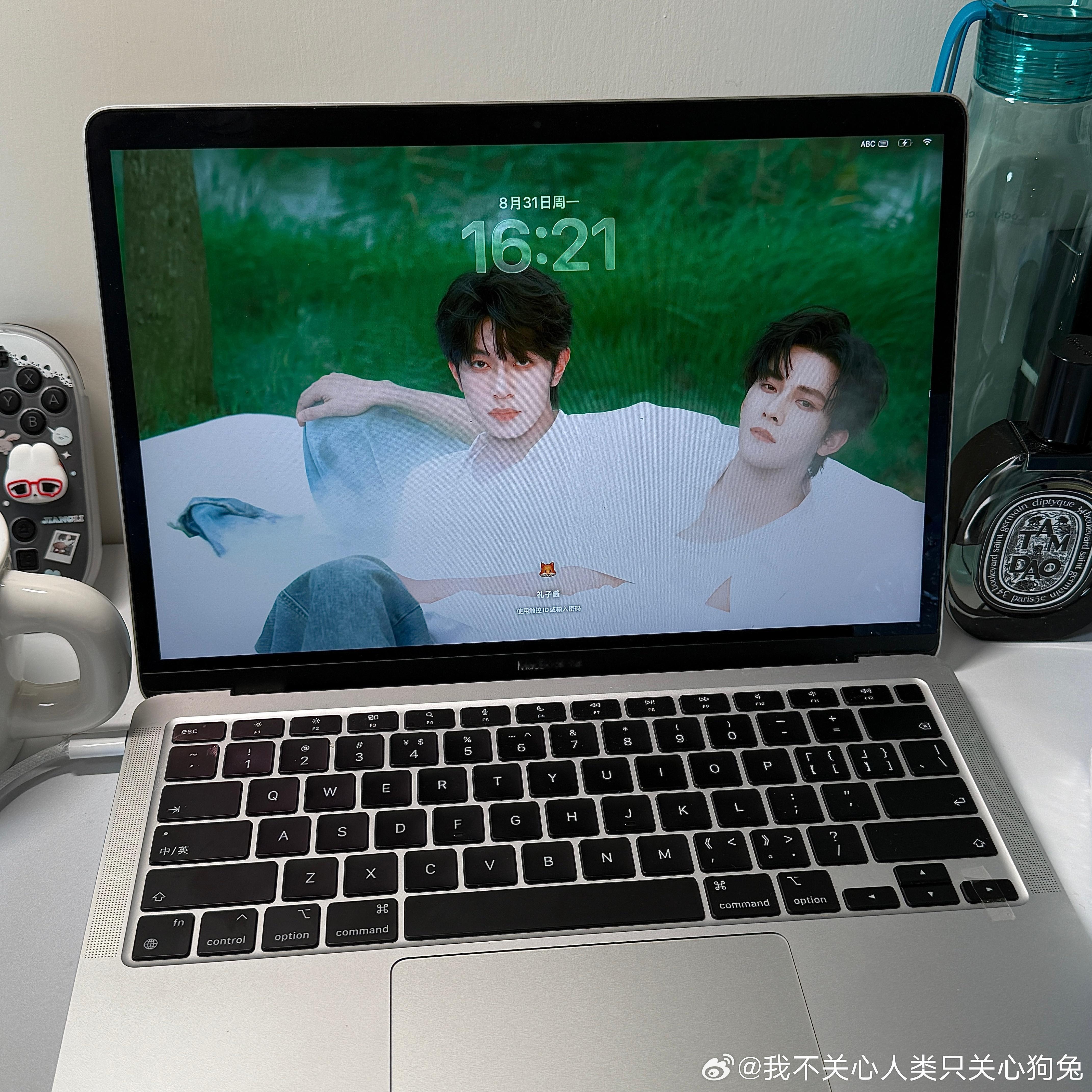 打开电脑看到两个入在挑衅我 ​​​