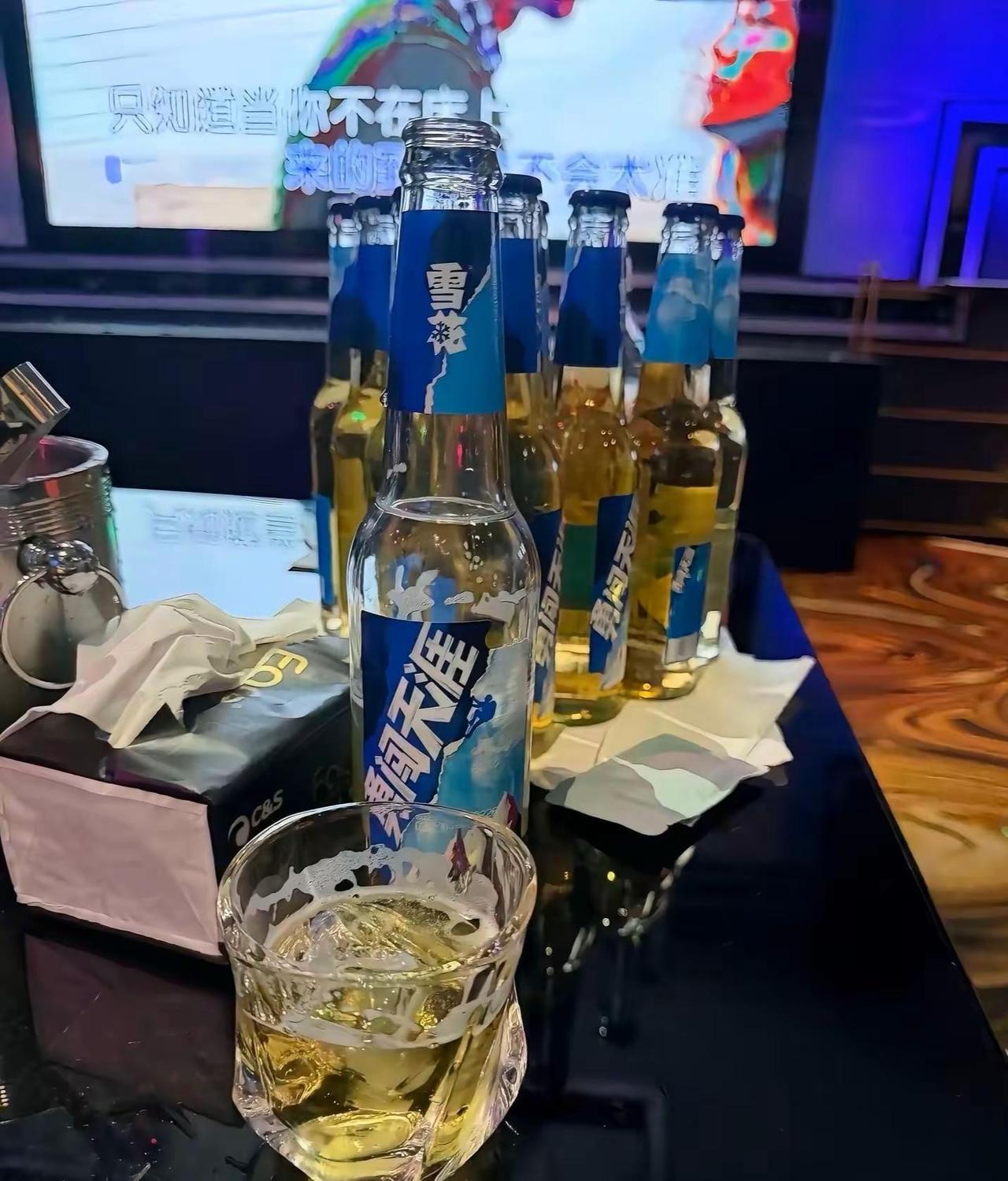 喝到微醺的时候  人就会感性  想说的话都在眼里;在心里 在酒里，借着七分的醉意