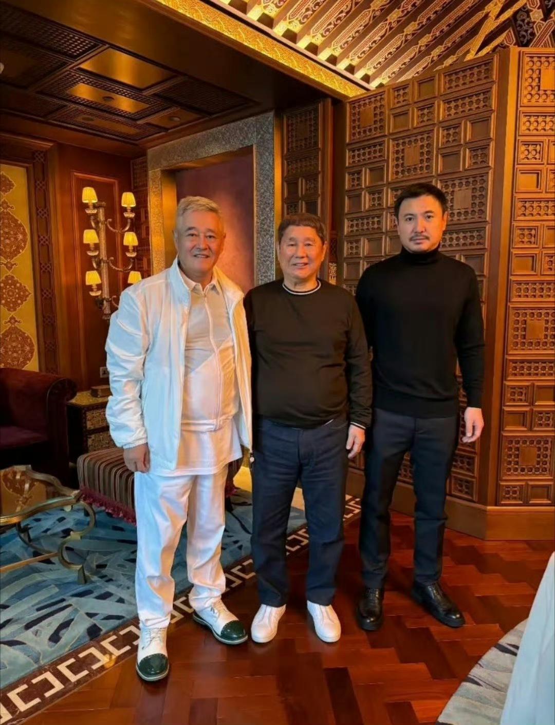 这么看，军艺校草的底子还在，身材挺拔，一点肚子都没有。三个都是王的男人，一个名导