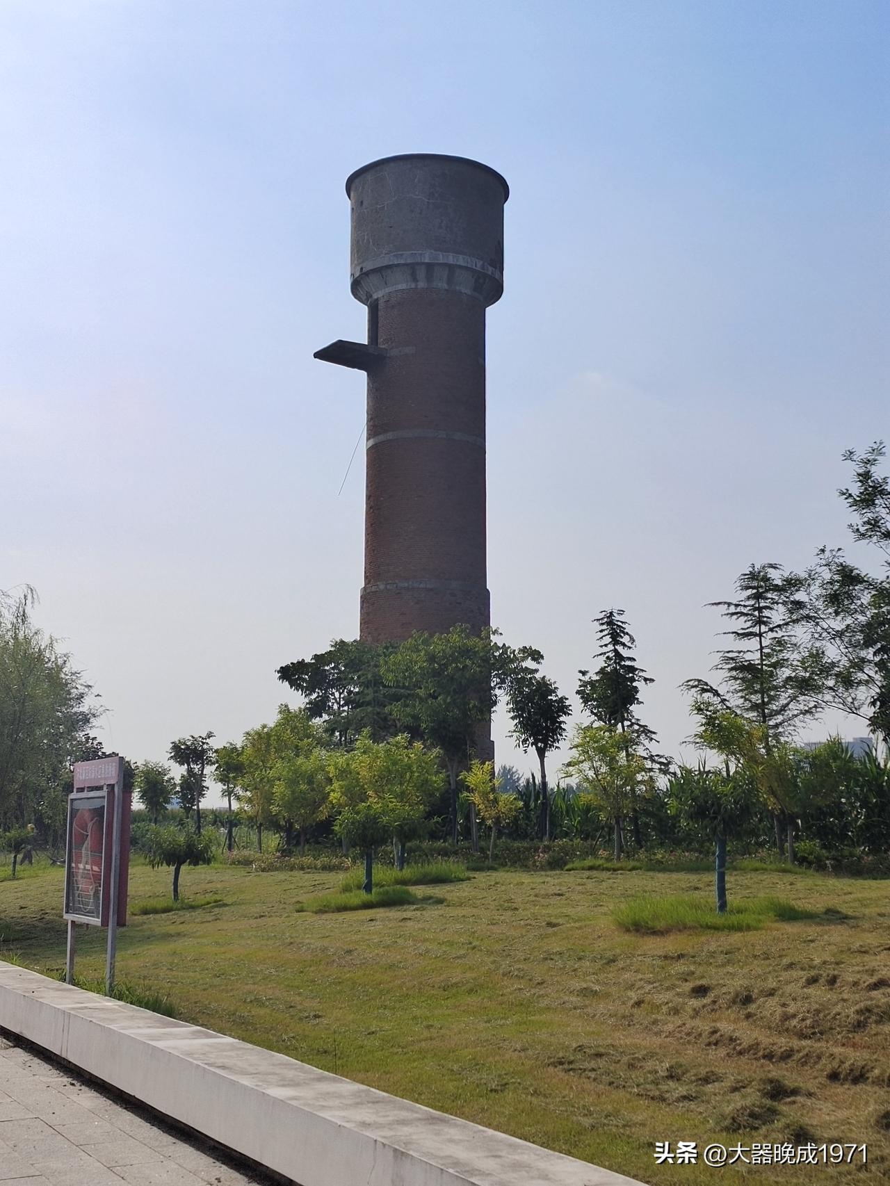 今天在郊外小河边散步，看到一座老旧的建筑，勾起了我七八十年代的回忆。那时的城市，