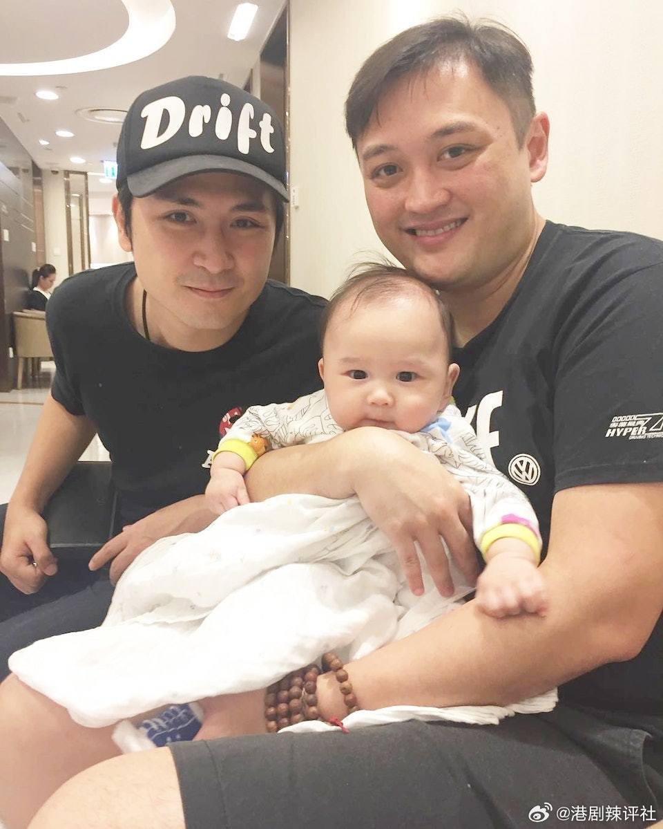 資深藝人施明上月21日因肺炎病逝，想不到會令雙胞胎兒子李泳漢和李泳豪的不和升級！