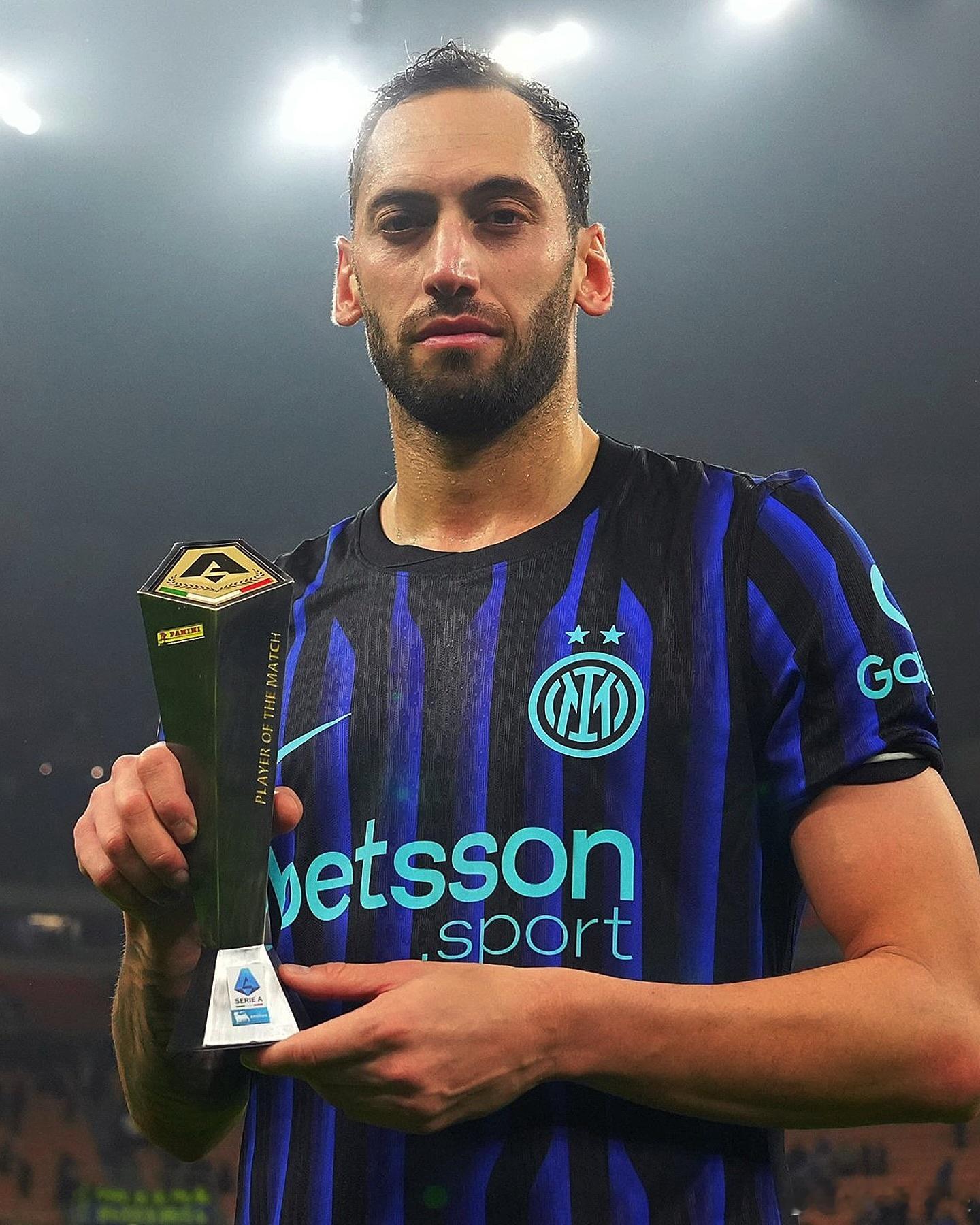 恰尔汗奥卢梅开二度，打破僵局那记穿云箭式的远射太帅了，恰尔汗奥卢也拿到了本场最佳