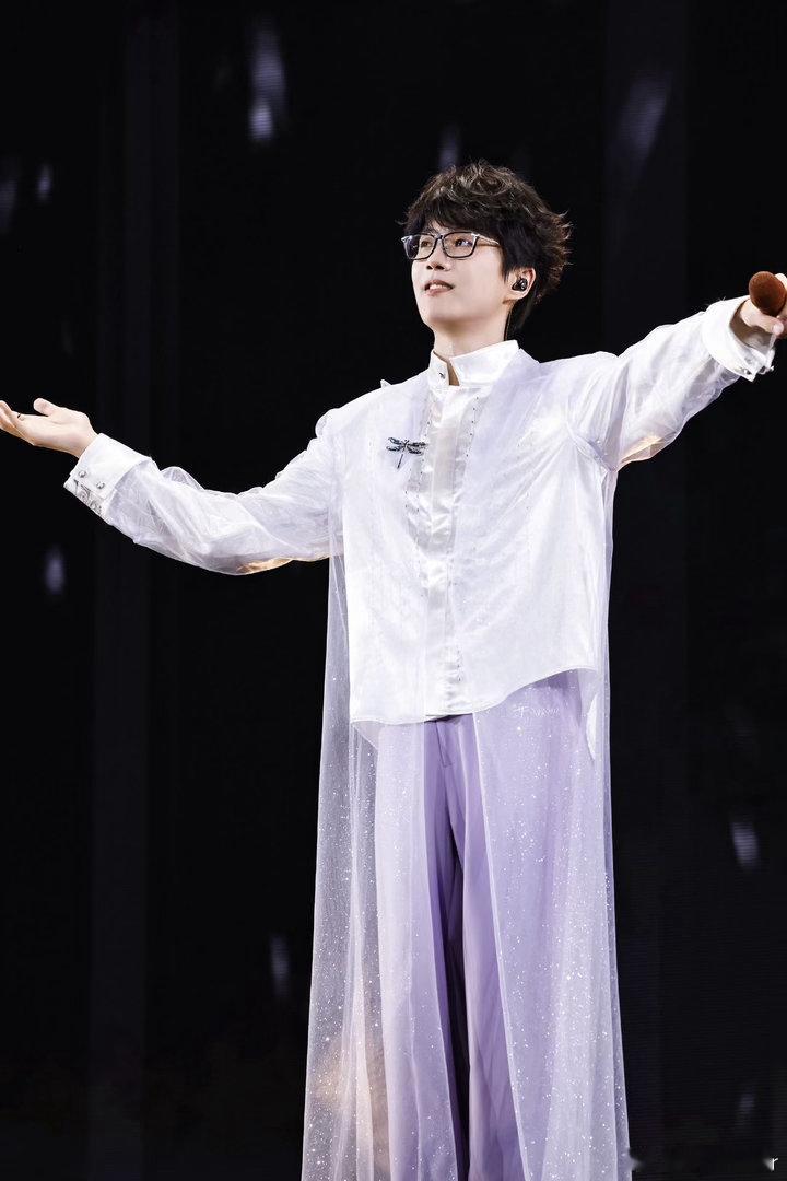 许嵩灵魂发问明天不上班吗武汉演唱会名场面预定！许嵩和粉丝闲聊，得知歌迷千里赶来立