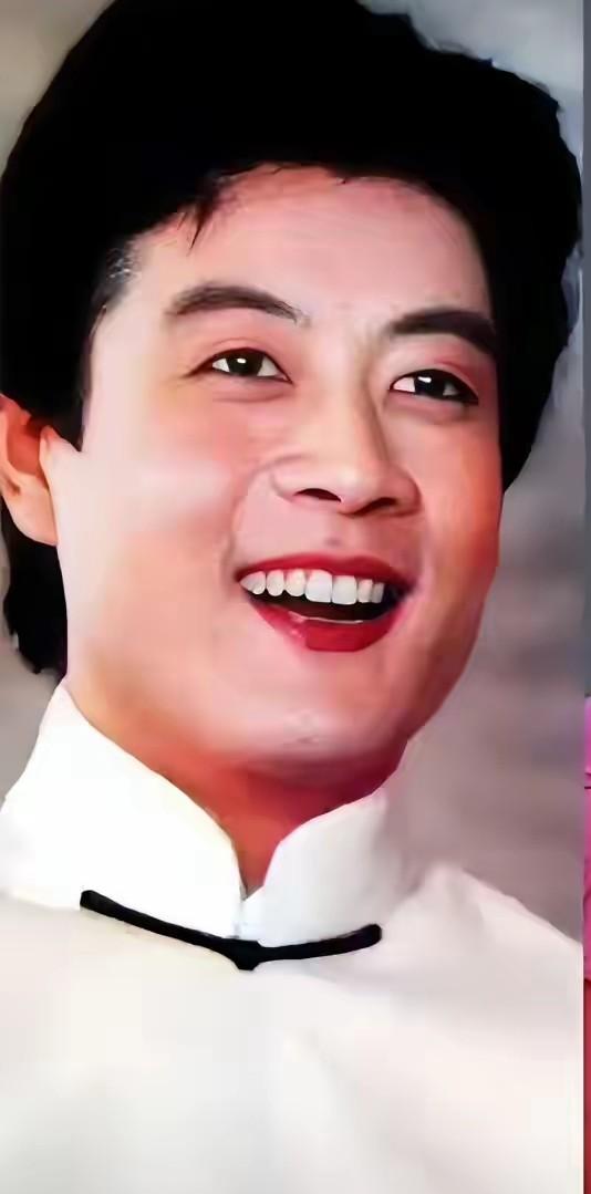 年轻时的巫刚真的是个美男子，长得亲新脱俗，眉清目秀，唇红齿白，标准的东方男人的脸