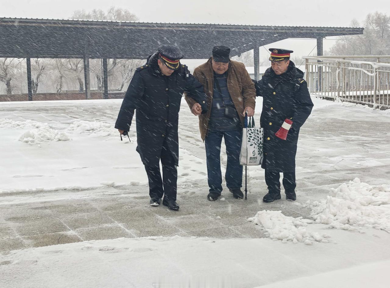 风雪虽冷，人心很暖。在平房站站台上看到一位老人风雪中步履蹒跚。客运工作人员第一时