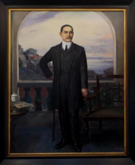 1912 年 孙中山就任民国临时大总统后，素来不喜华贵官服，日常常穿朴素布衣在南