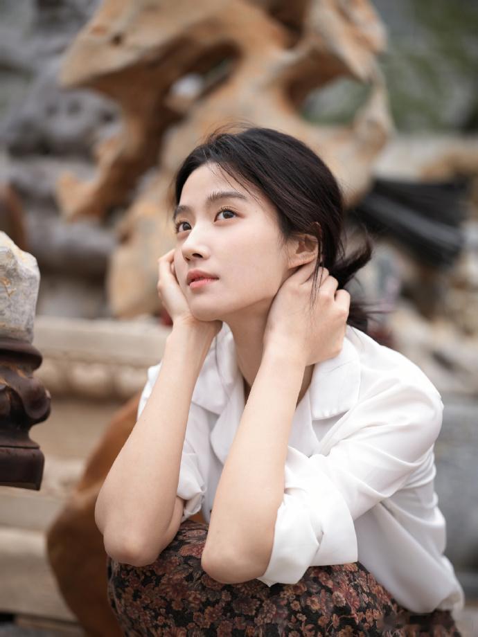 卢昱晓接演《恰逢雨连天》尘埃落定，多方考量后的最终选择。个人感觉角色适配度是加分