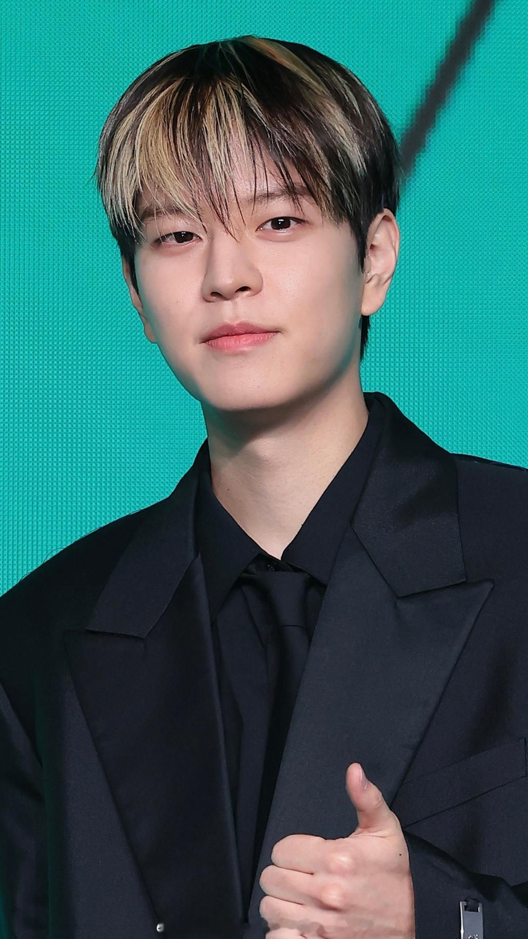 straykids黄铉辰，李龙馥，李旻浩，梁精寅，金昇玟，方灿，韩知城，徐彰彬今