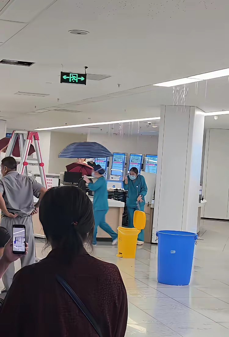 台风白海豚袭击浙江，台州某医院成了水帘洞，医生在医院撑伞上班看病。医院这种治病救