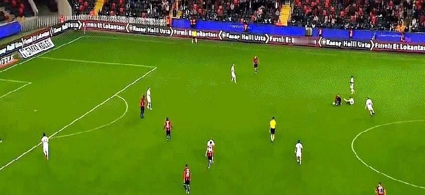 我跟你讲个事儿，能笑一晚上。土耳其联赛，补时最后几分钟，主队0比2落后，全队都急