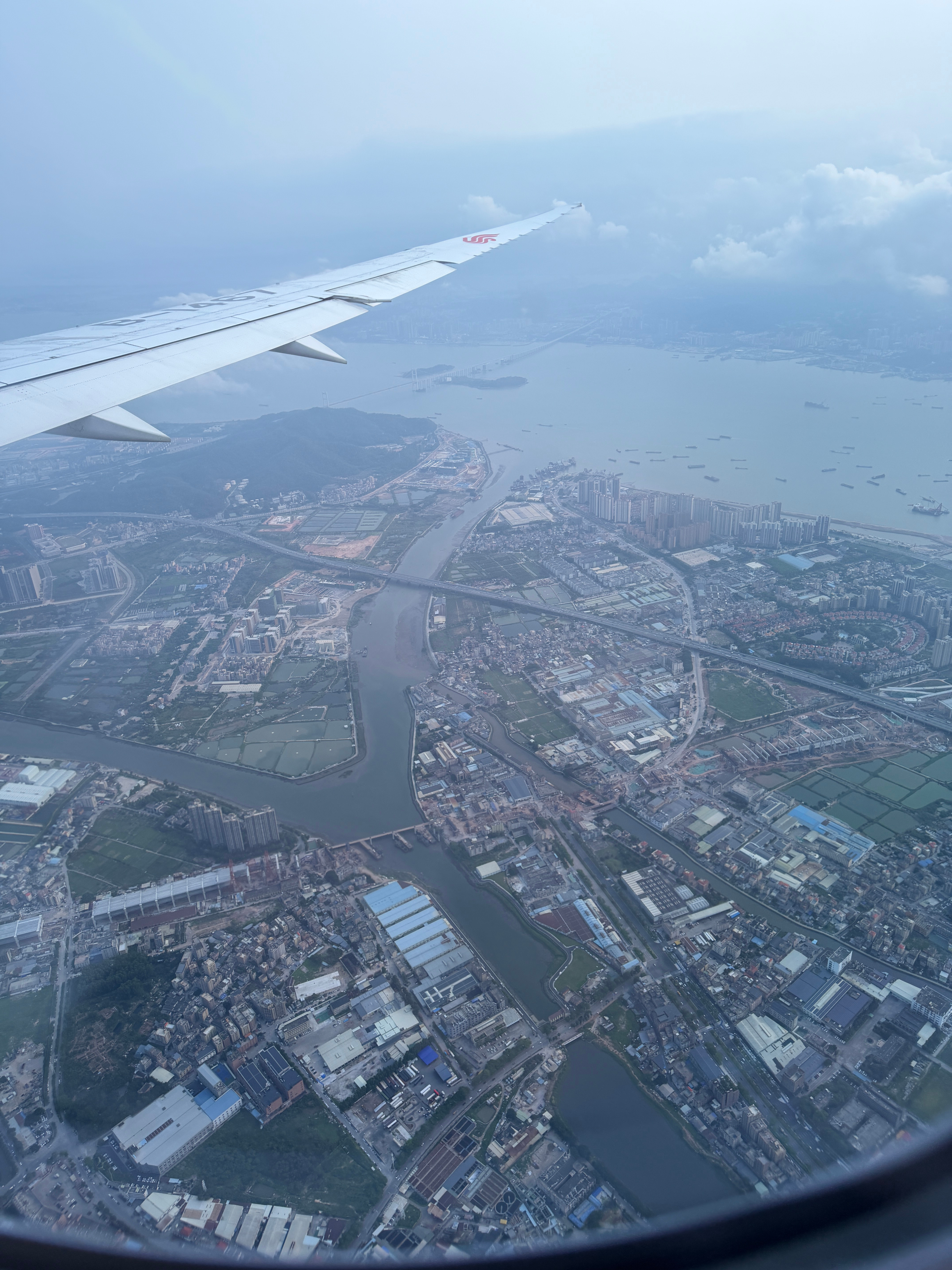 航班延误，在飞机上度过了一下午。终于落地了，深圳的天气好热🫠 