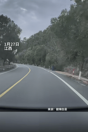 虽然视频车你有路权，但是，为了自己，该避让还是要避让的，右边还是可以再靠一米左右