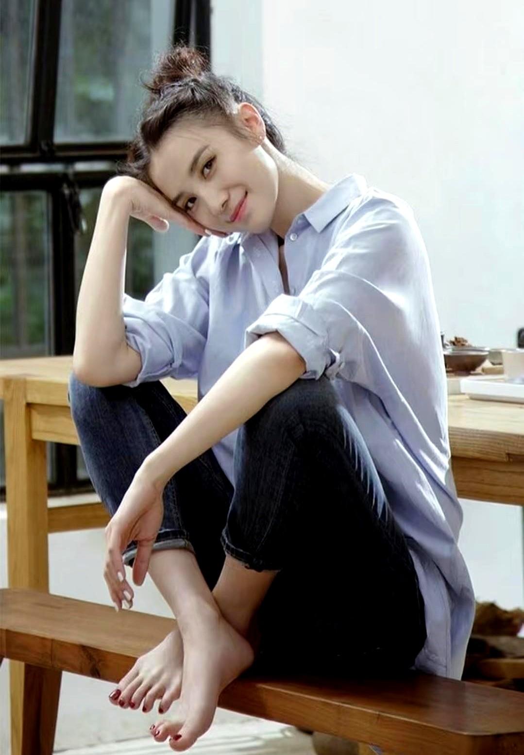 45岁还不生娃，宋佳被催麻了。

人家拿了两次金鸡奖影后，还有白玉兰、华鼎奖，代