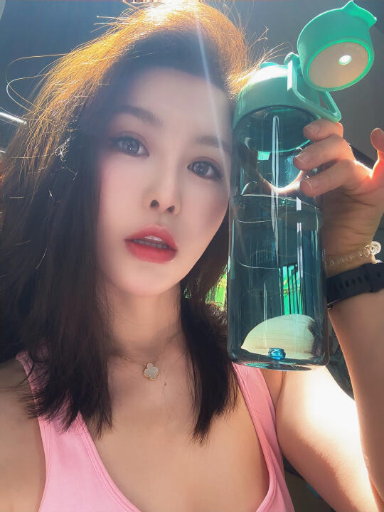 爱喝水的女生连头发丝都会发光呀💡