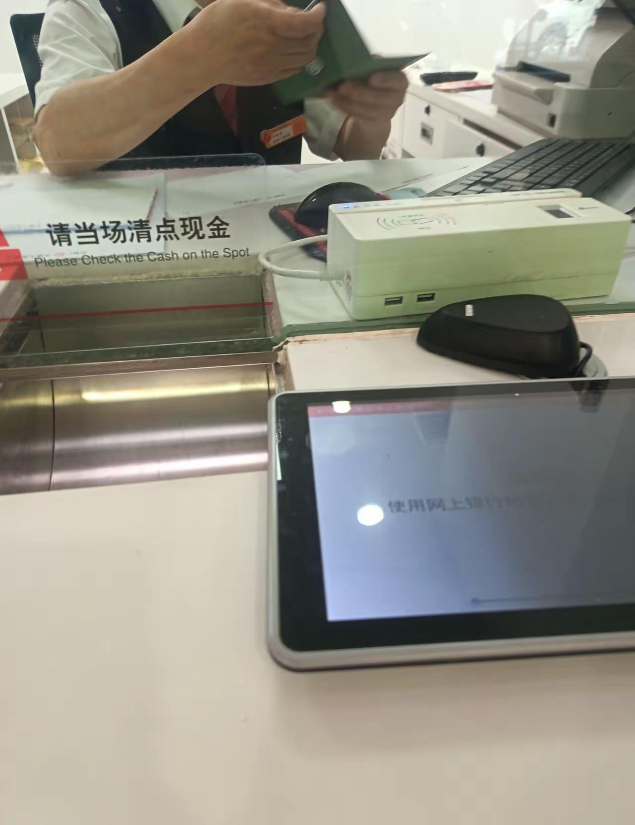 今天去银行转存到期的三年定期，一看利率直接懵了——三年前还是3.45%，现在居然
