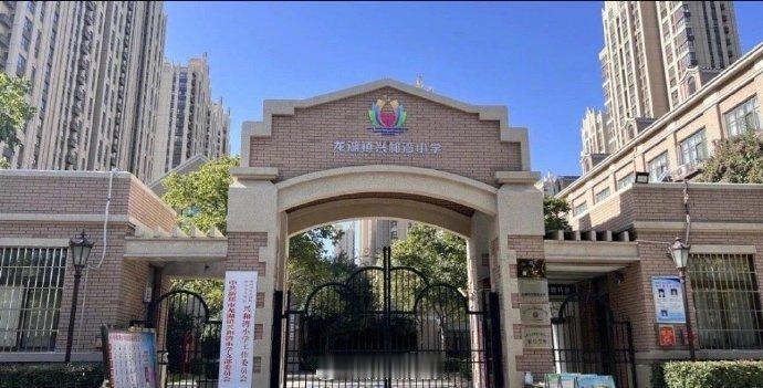 那天就是一场再普通不过的月考，教室里只剩笔尖划纸的沙沙声。谁也没想到，坐在第三排