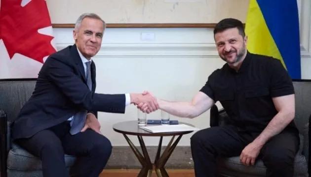 CNN报道，当地时间27日，乌克兰总统泽连斯基，在前往美国和特朗普会晤前，专门赶