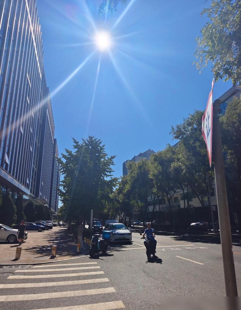 大家有没有发觉，今年秋老虎太反常？

我这两天真是被这天气整得没脾气，老辈人常说