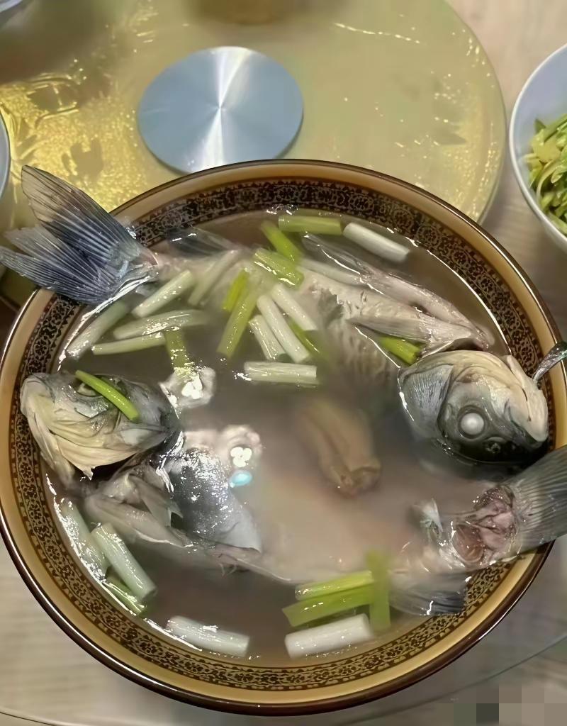 网友:
好奇怪！这鲫鱼熬了一个小时汤也不白！
难道饭店里的鲫鱼汤是加了高科技？[