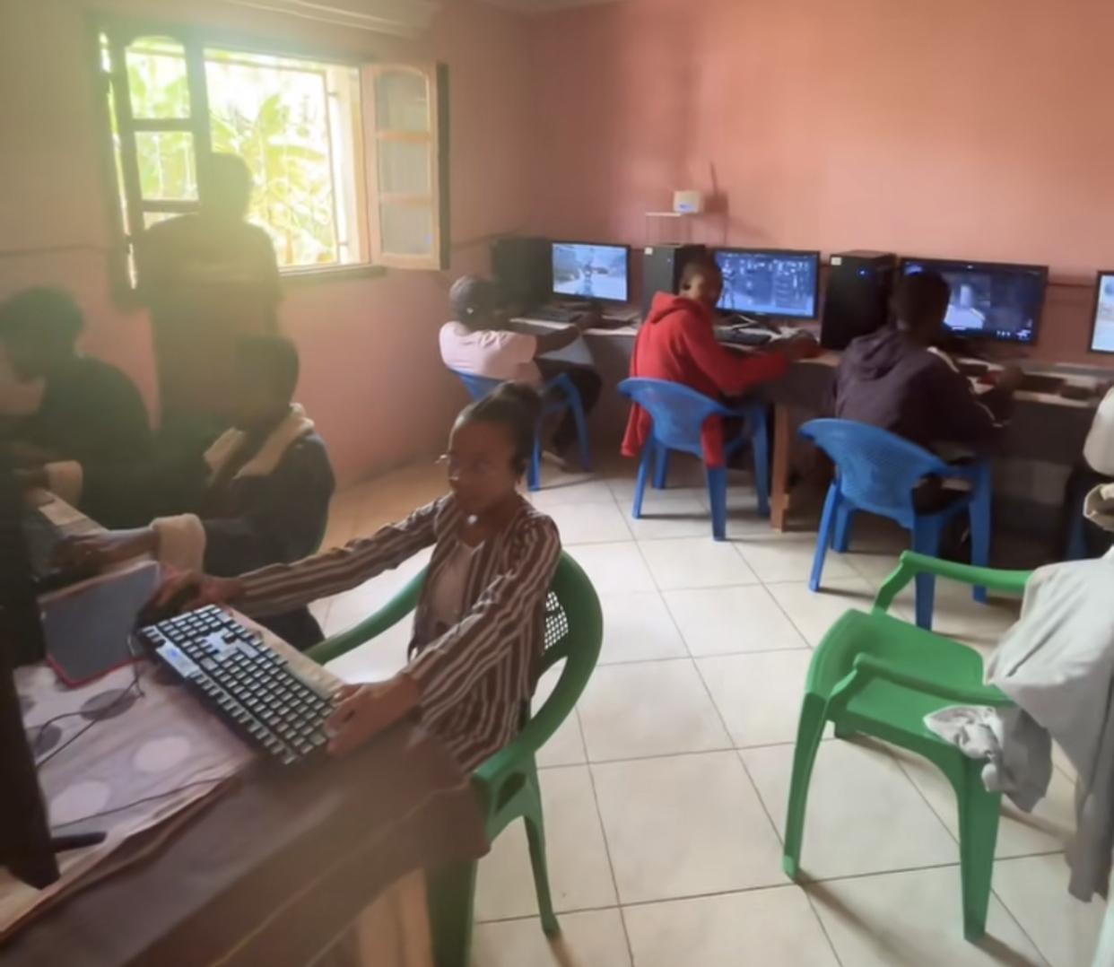 给中国人一个去非洲的机会，他能把黑人训练成三角洲GTI干员。
起因是小哥觉得国内