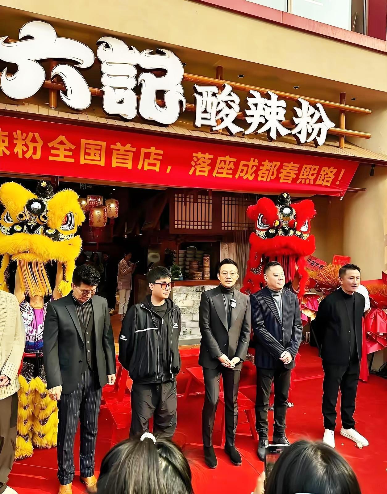 大家都在看，麻六记现在卖火，可名字有点乱。汪小菲想下沉，去开路边小店，大家觉得这