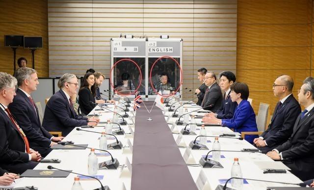 斯塔默和高市早苗的这场会谈，有一个很有意思的地方，因为会议室并不大，而且玻璃后面