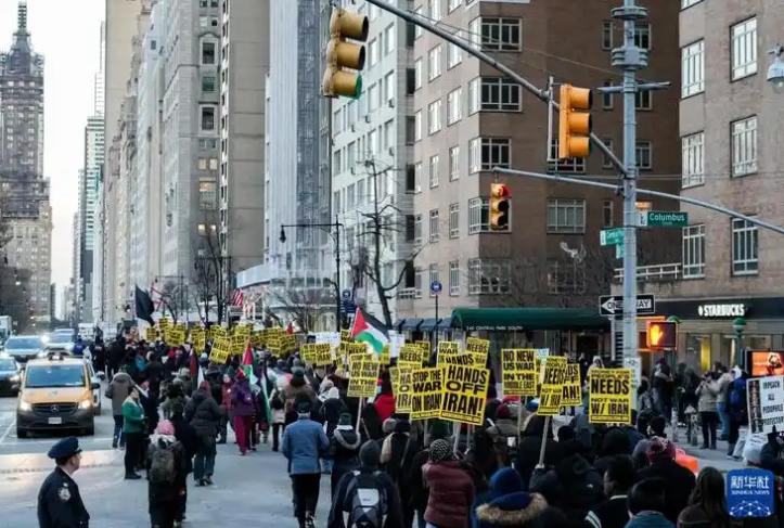 拜登用了 4 年，把美国从 “病危” 拉回 “重症监护”；特朗普只用一年，直接拔