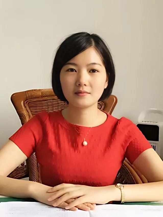 李佩霞人长得漂亮，她的钢笔🖋字体更漂亮！
看到李佩霞给她父亲的留言，字体帅极了