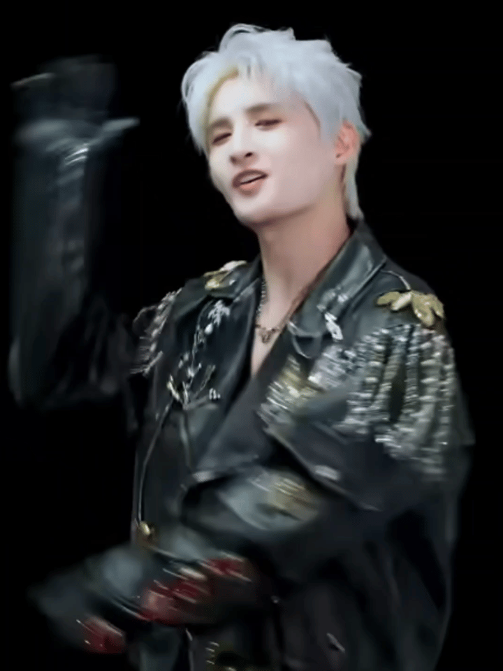 张远变装 张远以同频电磁波为节奏，演绎精彩绝伦的变装秀，二十秒瞬间切换六套服装，