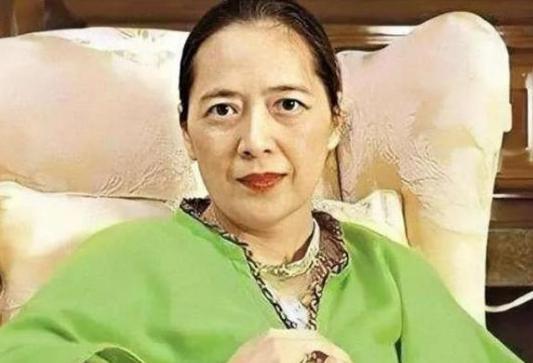 1992年，刘銮雄向宝咏琴提出了离婚，宝咏琴提了三个条件：“第一，给我买一部私人