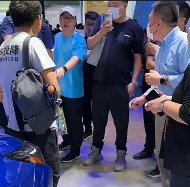 成都，一男子穿着一件“1945年8月15日，日本投降”字样的短袖，参加国际车站，