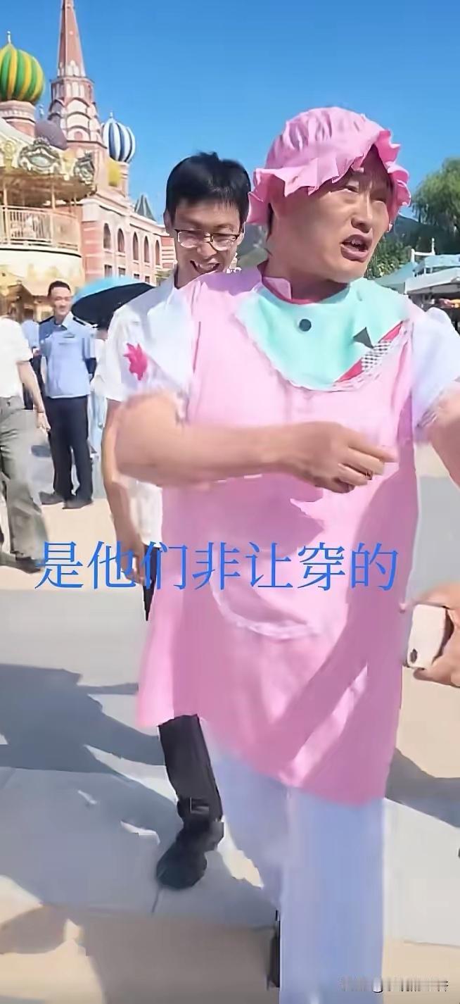 朱之文本来是老老实实站着唱歌的农民歌手，最多伸伸胳膊就算是配合唱歌做的动作了。现