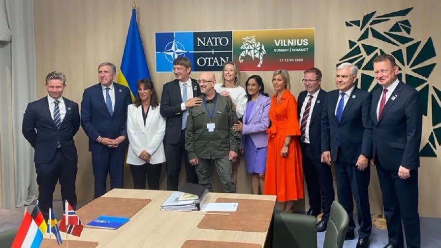 乌克兰国防部长与16个国家的防长签署了F-16战斗机飞行员培训备忘录 乌克兰国防